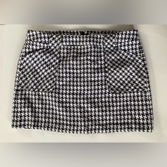Houndstooth Mini Skirt - Picture 4 of 4